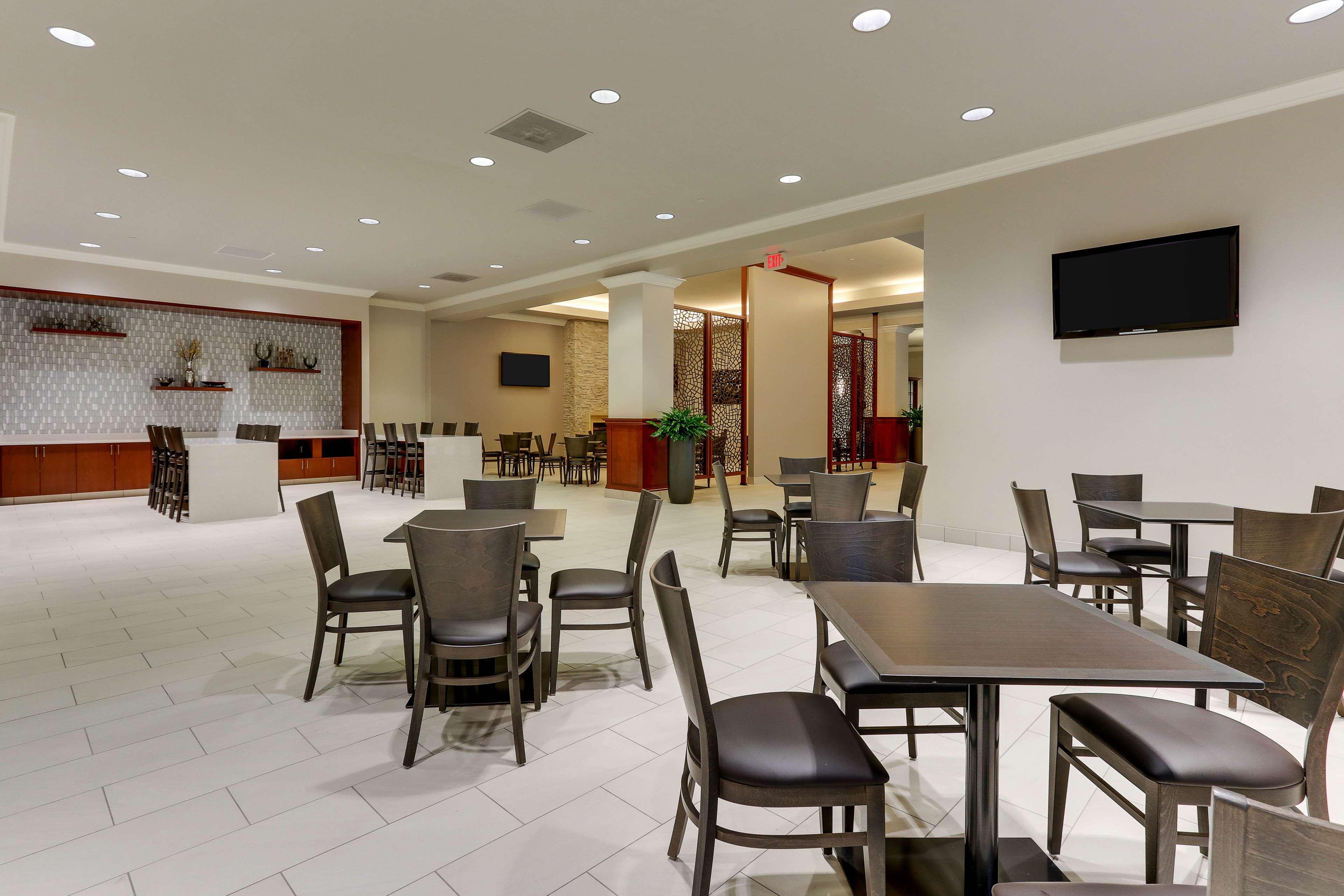 Doubletree By Hilton St. Louis Forest Park Exterior photo